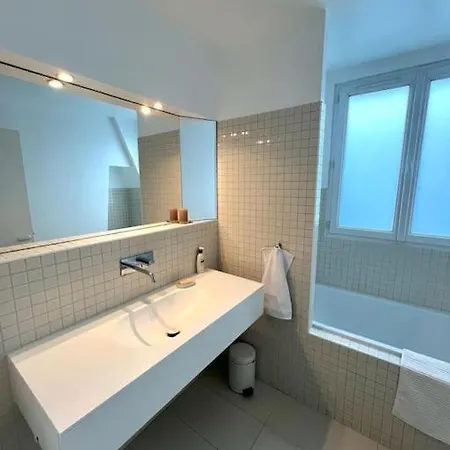 2 Bedroom Flat With Eiffel & River Seine Views