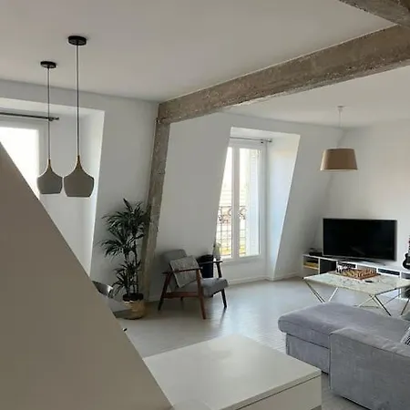 2 Bedroom Flat With Eiffel & River Seine Views *