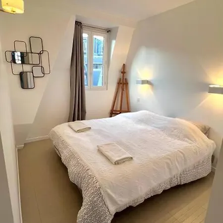 2 Bedroom Flat With Eiffel & River Seine Views Appartement Paris