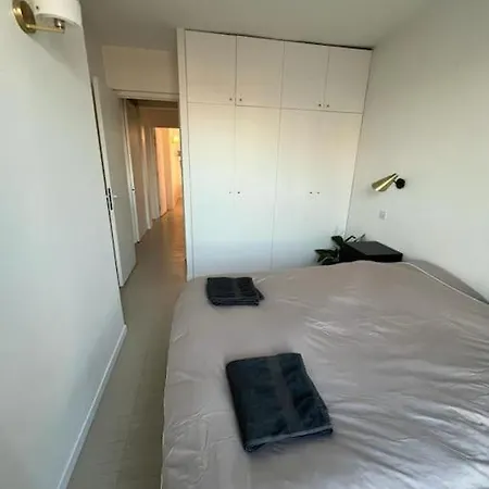 2 Bedroom Flat With Eiffel & River Seine Views Paris
