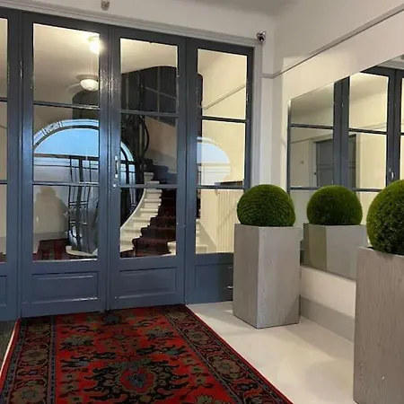 2 Bedroom Flat With Eiffel & River Seine Views * Paris